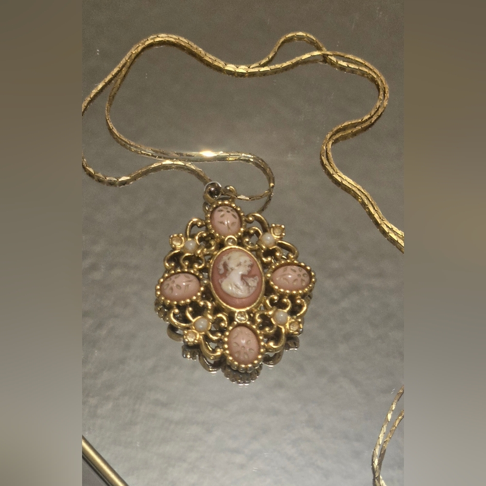 Avon STUNNING Cameo Necklace